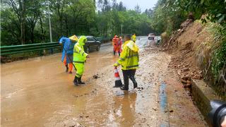 三清山公路事业发展中心迅速出击 全力处理道路塌方