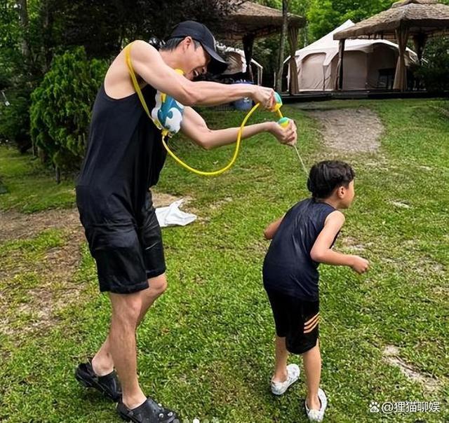 江宏杰携子女海滩度假，福原爱缺席引猜测，和解后各自精彩