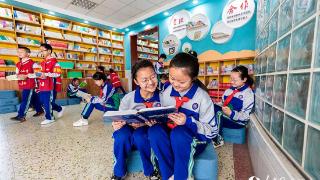 内蒙古呼和浩特：图书走廊里乐享阅读