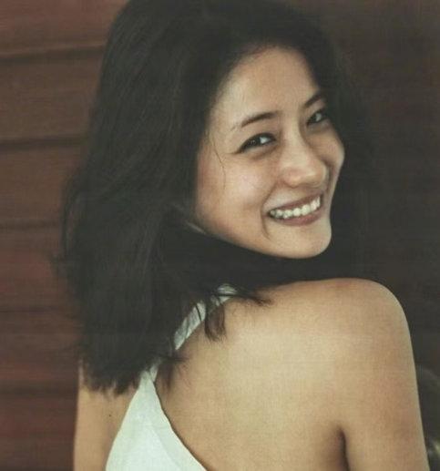 “小石原里美”演员凌嘉发布仿拍石原里美写真照片，清新甜美形象相似度高