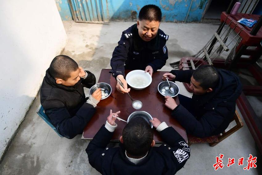 八年之约：“警察爸爸”与特殊儿童共度元宵节