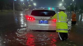大雨磅礴下的担当，公安、交警守护雨中潍坊