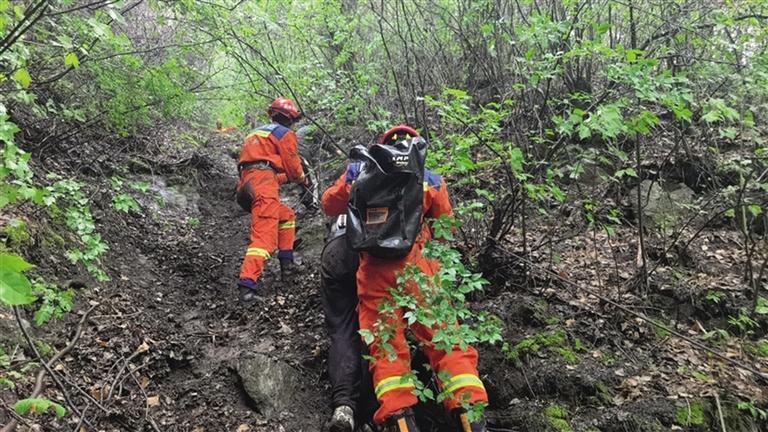 山路湿滑 游客被困山中