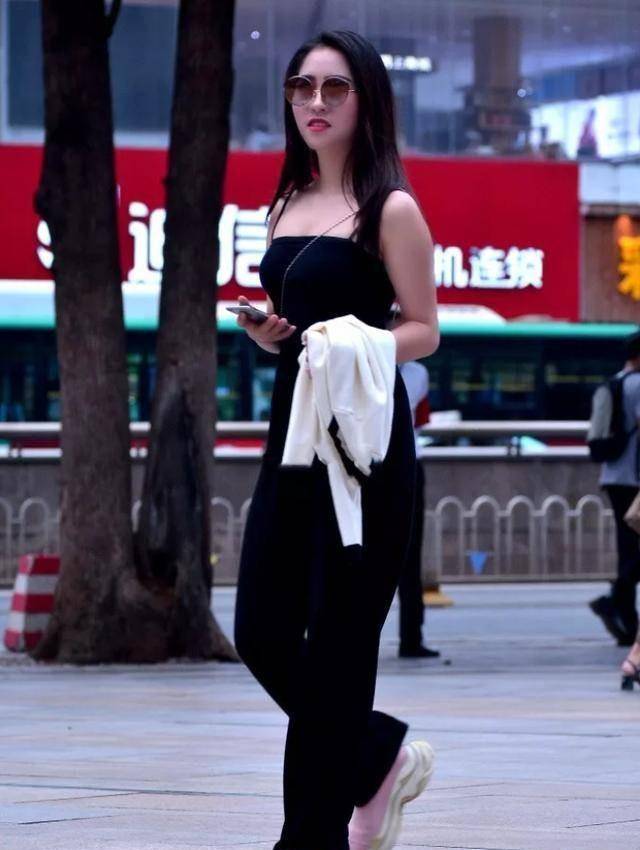 黑色连身裤搭配阔腿裤，展现女性的柔美