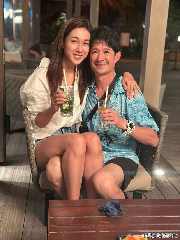 钟嘉欣夫妇游马尔代夫，Jeremy背着爱妻好宠溺，结婚8年仍似热恋