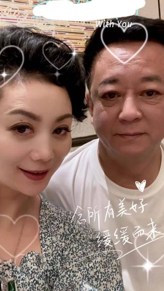 朱军老婆谭梅庆祝结婚30年，高调晒夫妻合照，朱军满脸憔悴疲劳