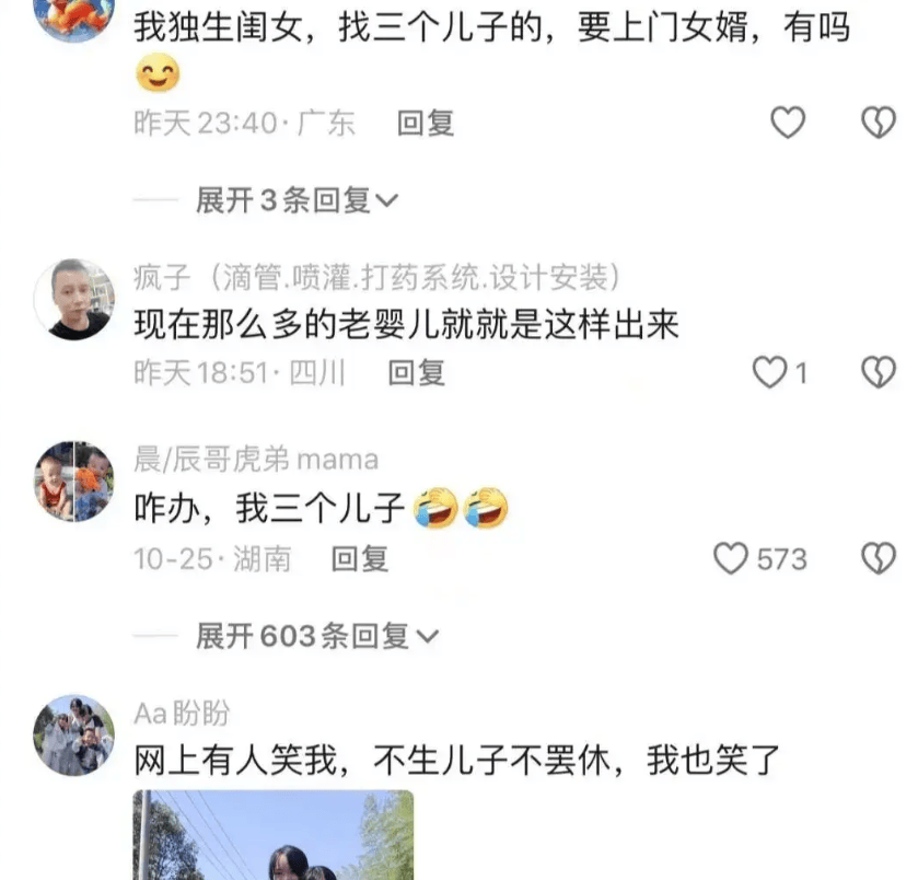 四个孙子放学一个都不落！奶奶扁担挑书包，旁人看得又心疼又无奈