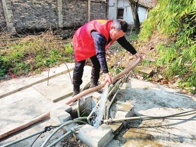 久旱无雨 干部送来“及时水”