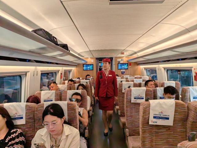 列车乘务员热心服务 旅客也要遵守这些规则 扫码阅读手机版