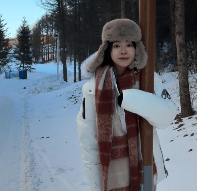 吴谨言官宣停工待产，晒雪地美照超可爱，孕晚期身材仍纤细