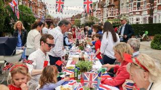 英国多地举办加冕午宴会和街头派对