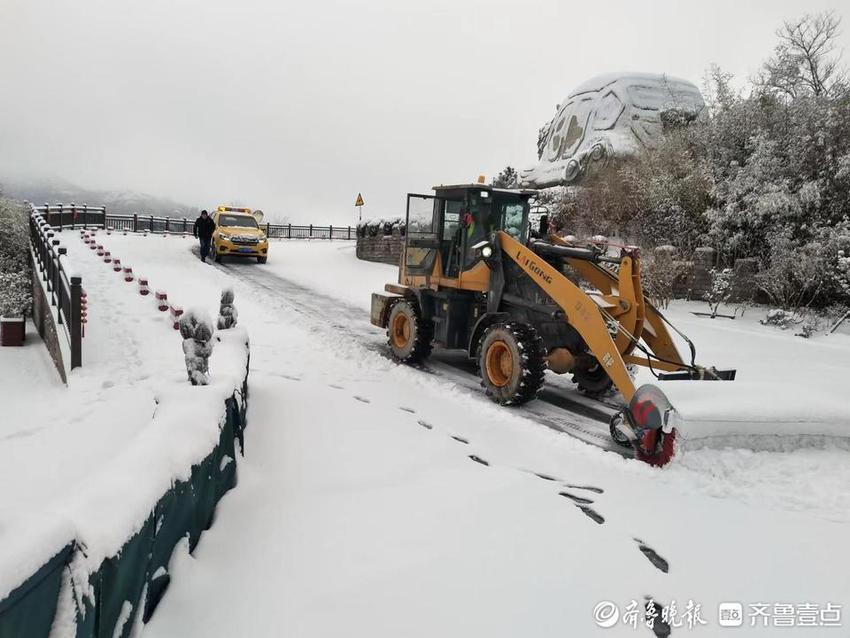 为了方便市民进山赏雪景，崂山景区连夜扫雪除冰，清扫道路