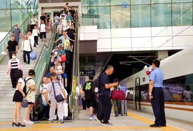 国庆，在现场丨这趟回家路充满爱与温暖 铁路部门贴心服务旅客 扫码阅读手机版