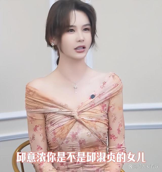 被王晶“晶女郎”惊艳到了，丰满身材遮不住，一双漫画腿太抢镜