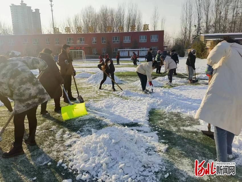 邢台市长信小学家长志愿者助力校园扫雪除冰