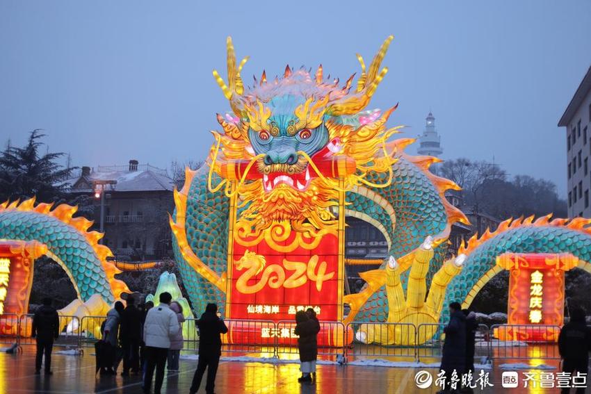 “龙龙”的年味|童话街景剧现场互动闹元宵，烟台山公园游人如织