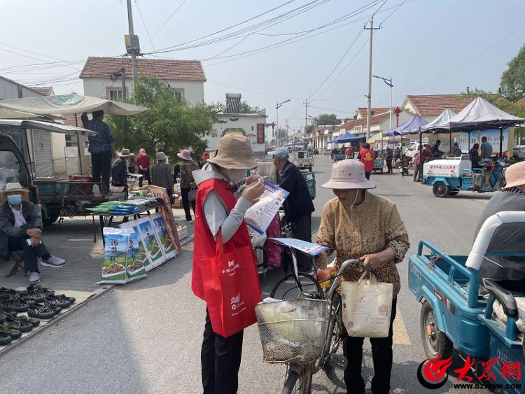 利津县凤凰城街道：禁毒宣传进大集 防毒拒毒入人心