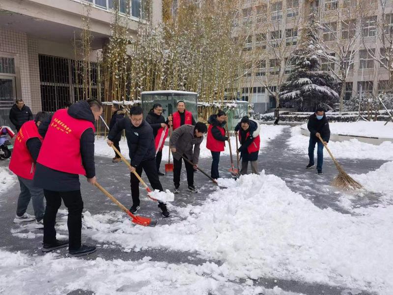 寒流“豫”上暖流 河南志愿者化身雪地出行“安全员”