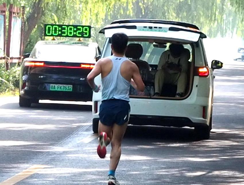 奔跑在湖光荷韵柳荫间！章丘白云湖半程马拉松欢乐举行