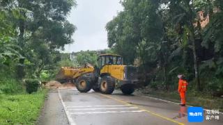 琼中：最高土堆将近20米高！降雨致山体滑坡阻断交通 公路部门正全力抢通中