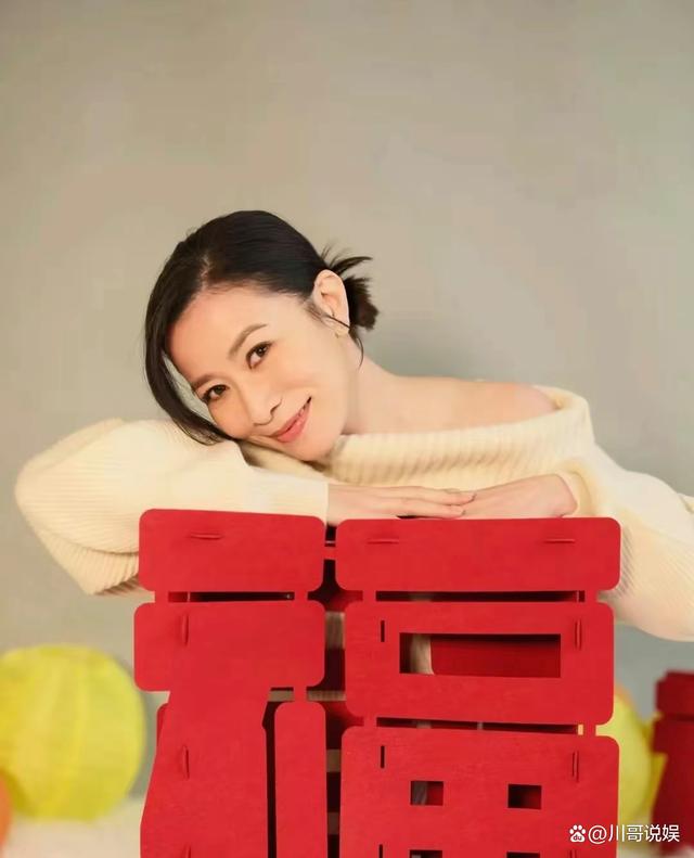 48岁佘诗曼新年美照惊艳亮相，红黑条纹毛衣彰显不老魅力！