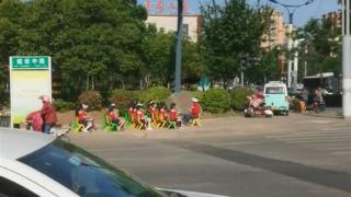 枣庄一群幼儿园孩子坐在马路边做活动，路人直呼危险，教体局回应