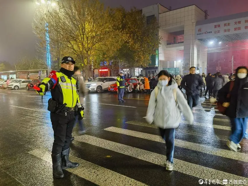 校门口再现暖心“荧光黄”！聊城交警持续强化“护学岗”职能