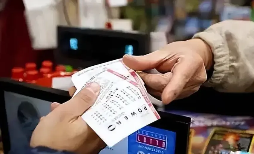 重庆男子住桥洞10年研究彩票，称赚够一亿再回家，如今怎样了？