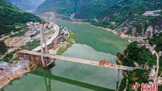 连接川滇两省的都香高速金沙江特大桥合龙 创两项全国之最