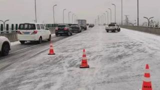 雪雾天气桥面易结冰、湿滑危险如何安全通过坡道行车知识