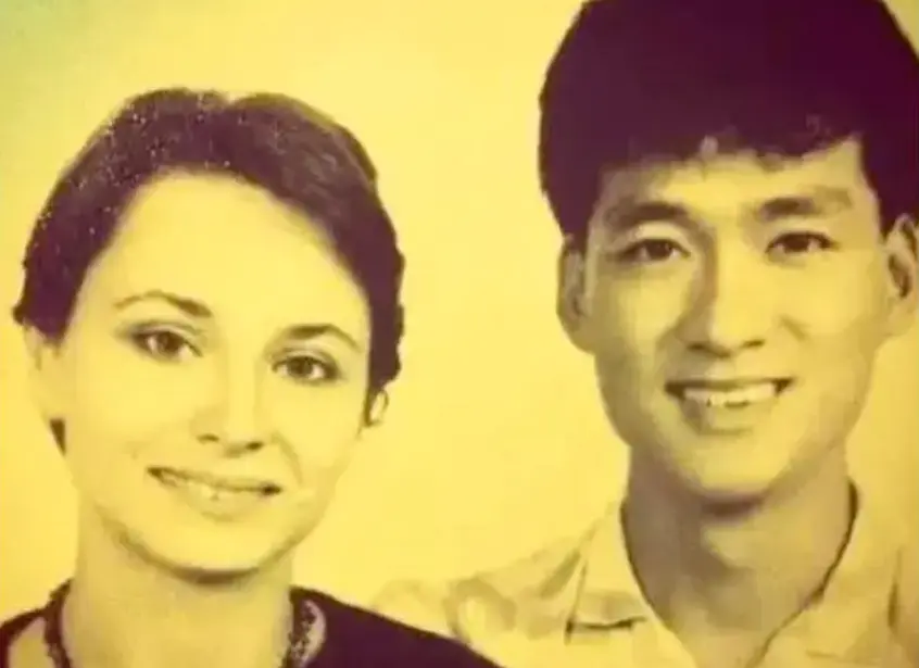 周华健与妻子被嘲像母子：结婚38年，一直被劝离