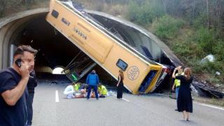 西班牙巴塞罗那一辆巴士翻车 多人受伤