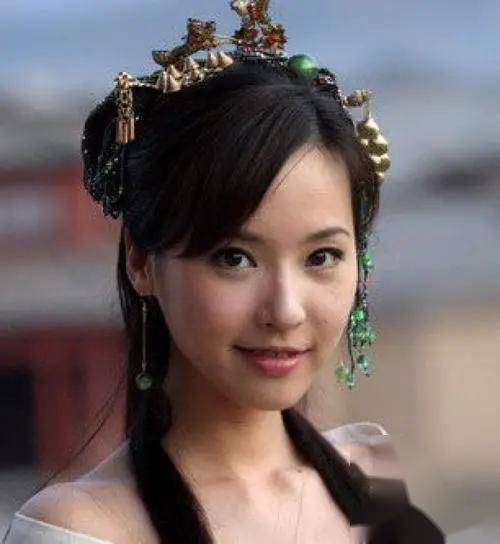 饱满身材尽显女神范儿，这谁顶得住她的魅力与美貌