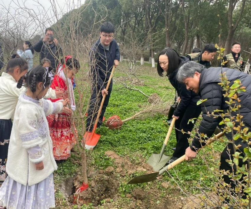 江阴祝塘镇开展“春”的礼赞全民义务植树活动