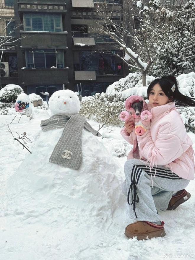 享受幸福冬日，韦世豪与妻子堆雪人拍照