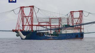 海南三沙海警局查获一起非法捕捞水产品案，现场查扣32万余斤