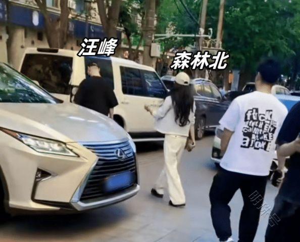 53岁汪峰飞新疆陪女友过节，与森林北小店购物，主动付钱超贴心