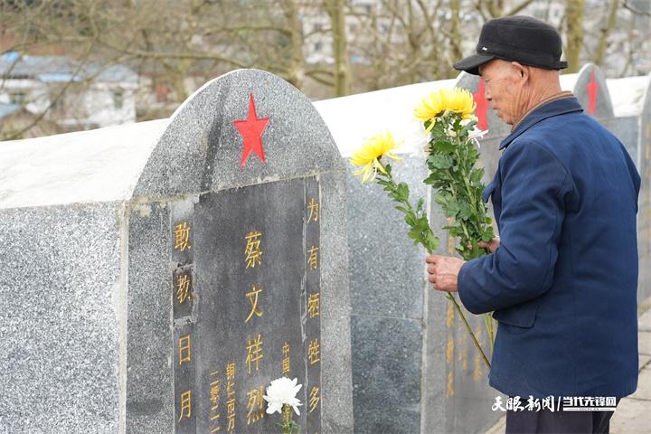 70载相邻 50年守护！万山大榜村村民刘泽东的守墓人生