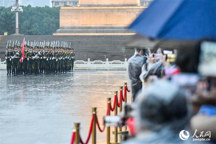 江西南昌举行升国旗仪式庆祝建党103周年