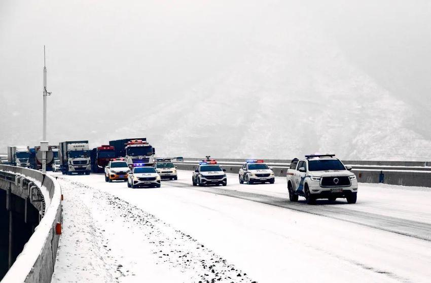 雪后大雾晋冀省界1700余辆车滞留 两省高速交警接力带道通行