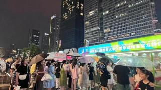 不愧是“新晋顶流”！下雨天，市民游客排队买“蓉宝”