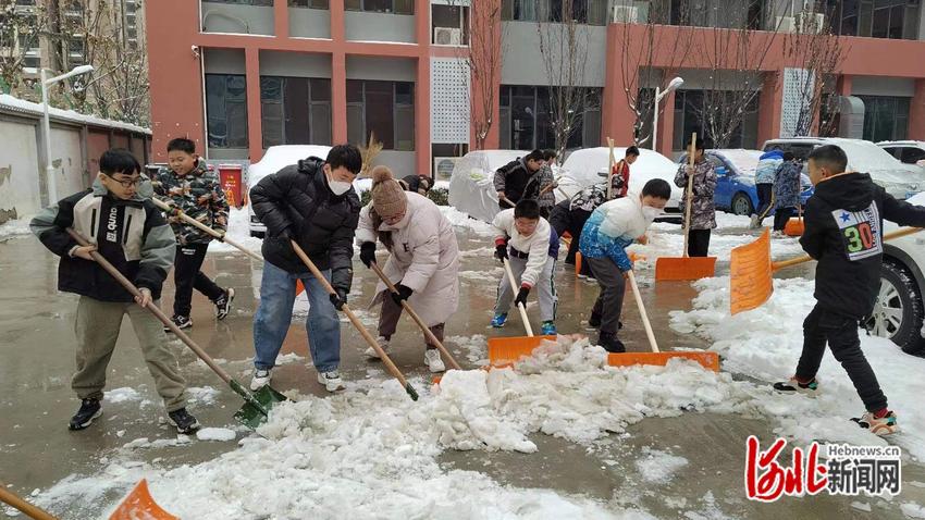 石家庄市南石家庄小学：师生携手清扫校园积雪