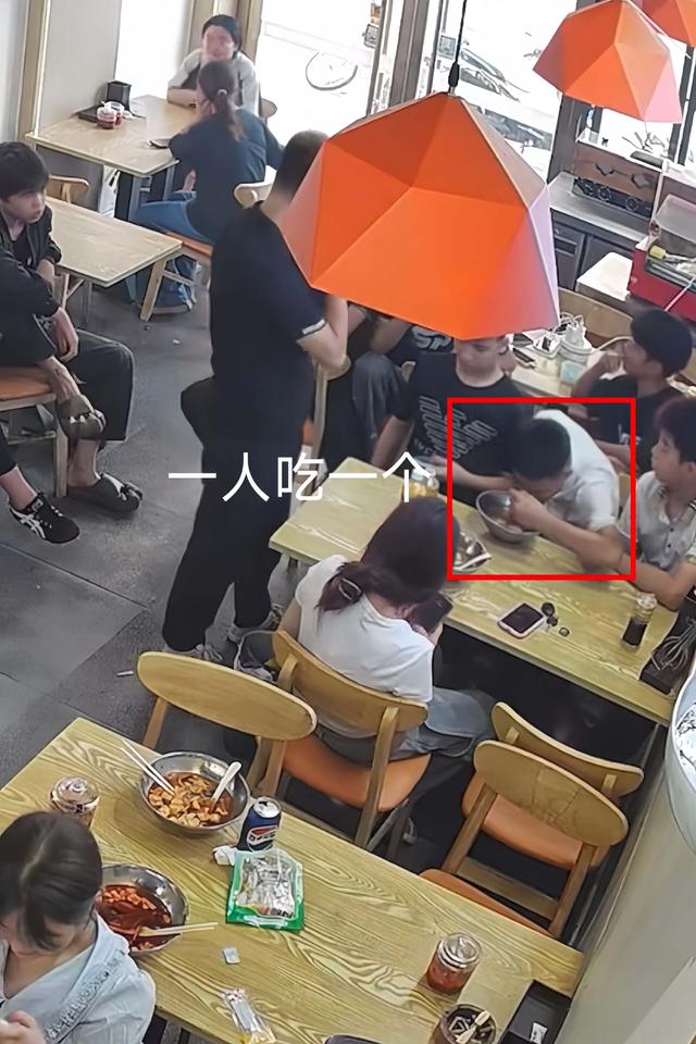 男子带女友和朋友吃饭，8个人轮流吃1份水饺，老板懵了：无语