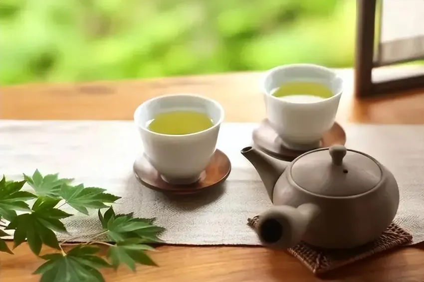 喝绿茶好还是红茶好，哪种茶对血管好，夏季喝什么茶?医生告诉你