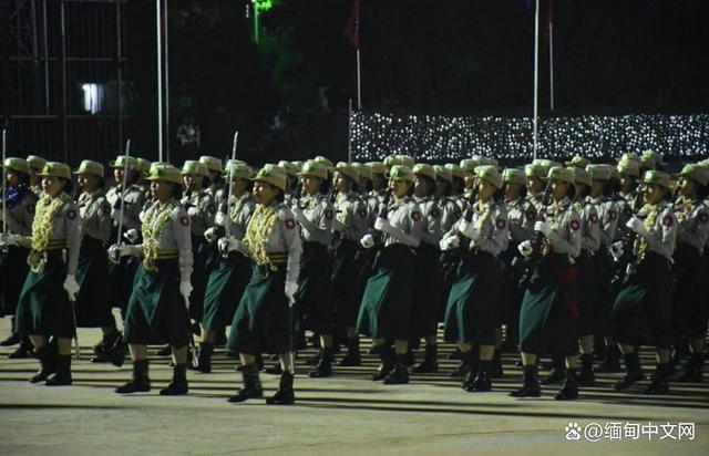 缅甸建军节大阅兵，三军总司令敏昂莱大将发表讲话，看现场图片