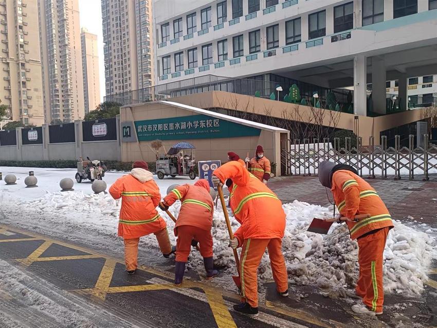 护航开学季，武汉全力清除校园内外积雪