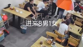 男子带女友和朋友吃饭，8个人轮流吃1份水饺，老板懵了：无语