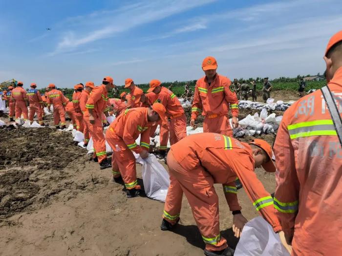 湖南岳阳钱团间堤发生管涌险情：已成功封堵3处