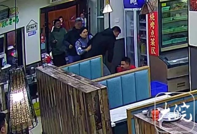 男子在烤鱼店门口撒尿还殴打老板？警方已受案调查，快来看看吧