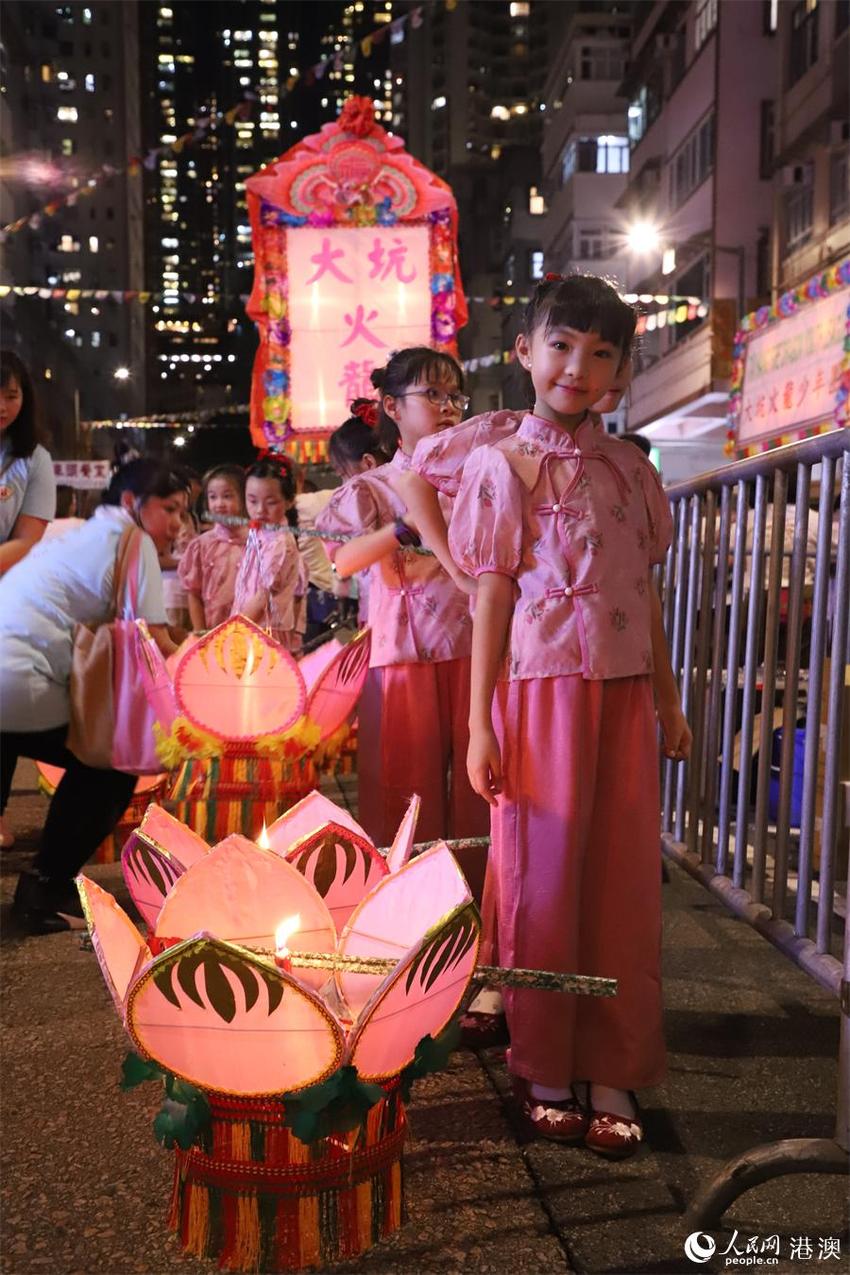 组图：一条火龙舞百年 香港中秋氛围浓